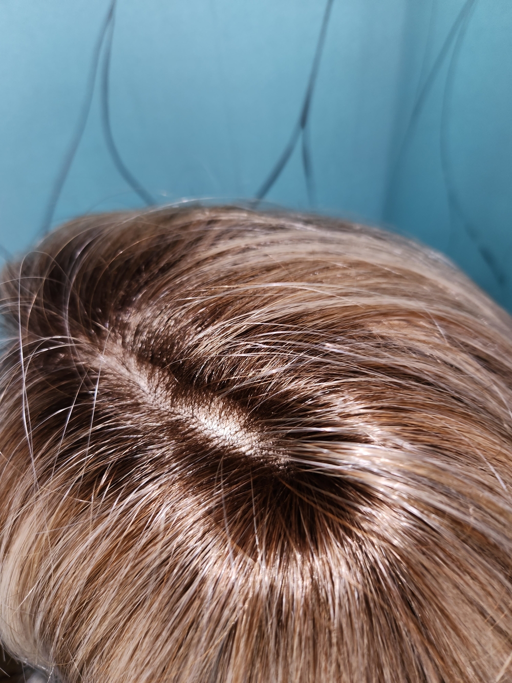 Layered Short Blonde Women's Wig with Soft Face-Framing - Picture 4 of 5
